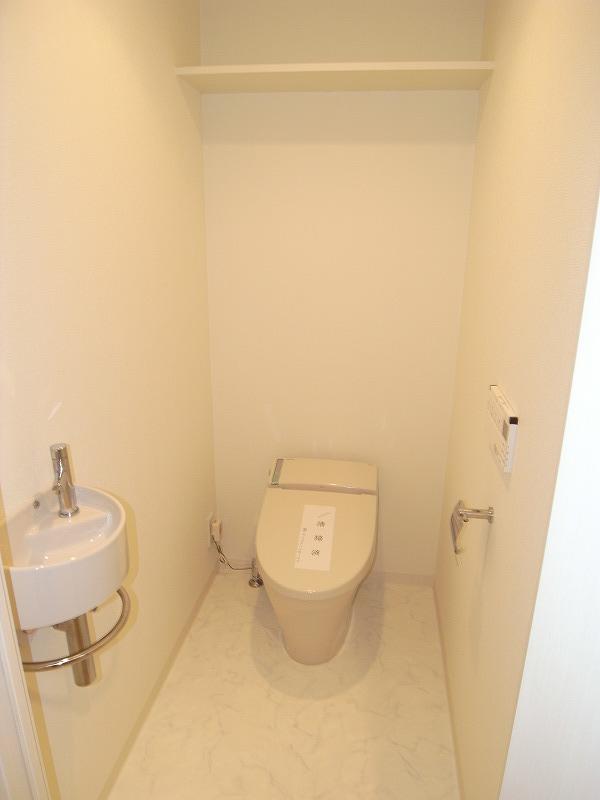 【地図】トイレ内に小さな洗面台あります