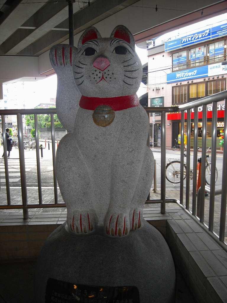 【周辺】豪徳寺さんの招きネコです。改札口を出ると正面に鎮座しています。