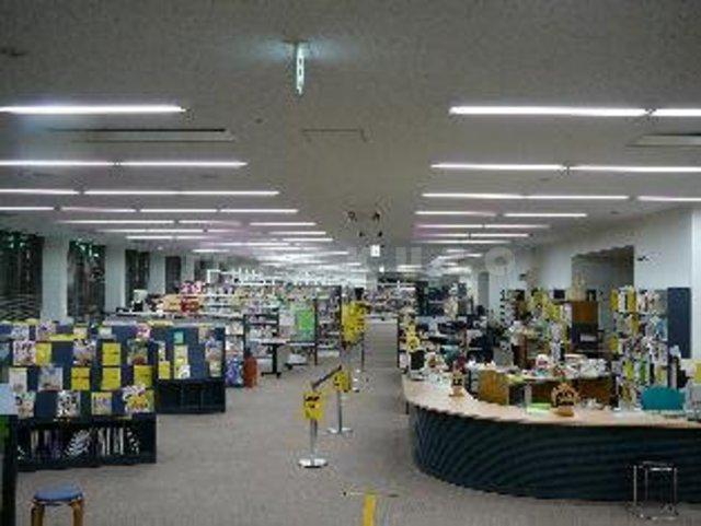 【周辺】図書館「豊中市立蛍池図書館」蛍池駅より連絡デッキで結ばれた図書館です。