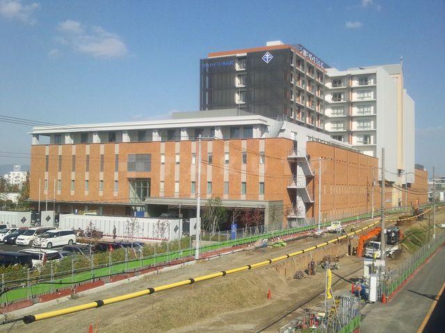 【周辺】病院「宗教法人在日本南プレスビテリアンミッション淀川キリスト教病院」救急病棟の入った、大きい総合病院。2012年に新設された綺麗な病院です。