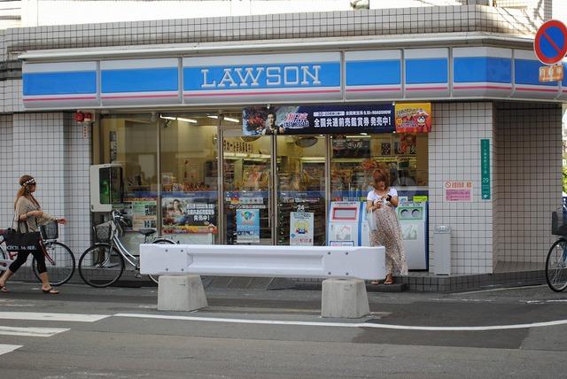 【周辺】コンビニ「ローソン阪急三国駅前店」街のほっとステーション、ローソンです。