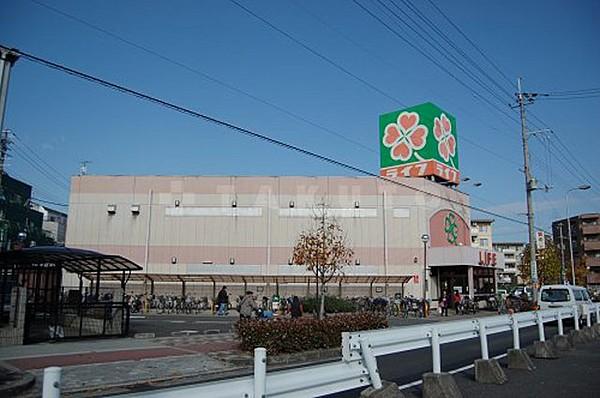 【周辺】スーパー「ライフ崇禅寺店」1階は24時まで営業のスーパー　ライフ
