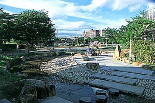 【周辺】公園「久保公園」池のある、幅広い年齢の方に親しまれている公園です。