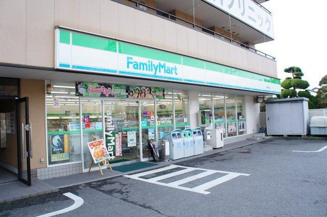 【周辺】コンビニ「ファミリーマート箕面白島店」