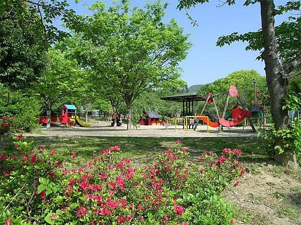 【周辺】公園「箕面西公園」遊具や親水空間がある公園です。
