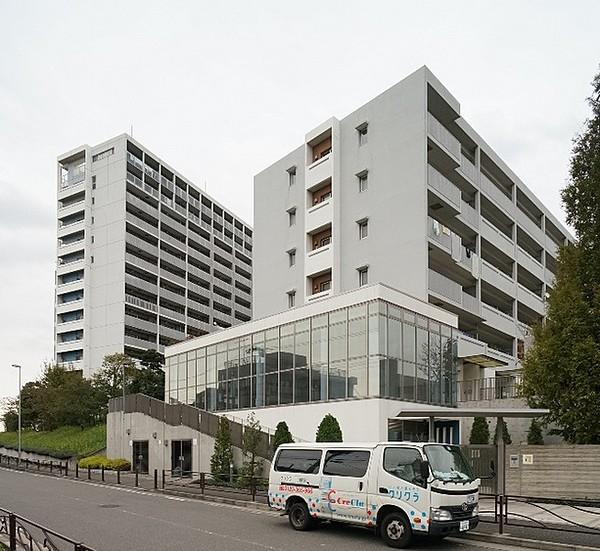 【外観】多摩川沿いに立地したマンションです。