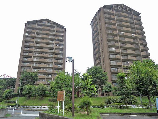 【外観】南大沢駅より徒歩8分、免震構造のマンションです。