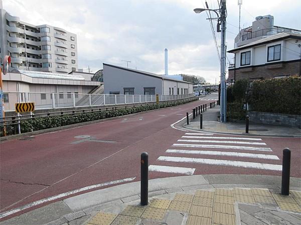 【外観】前面道路正面に見えるのが、「唐木田」駅です