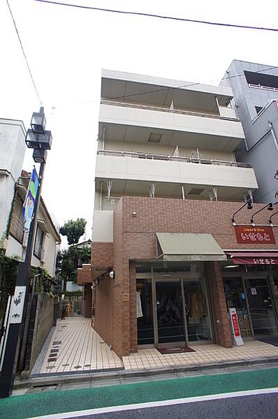 【外観】下北沢の一番街商店街沿いオートロック付きマンション