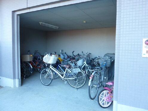 【周辺】自転車は屋根付きで濡れませんね