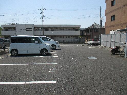 【周辺】駐車場も広く停めやすい