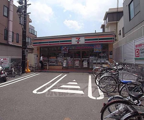 【周辺】セブンイレブン京都JR円町駅前店まで100m 丸太町通り沿いに有り、ＪＲ円町駅の目の前です