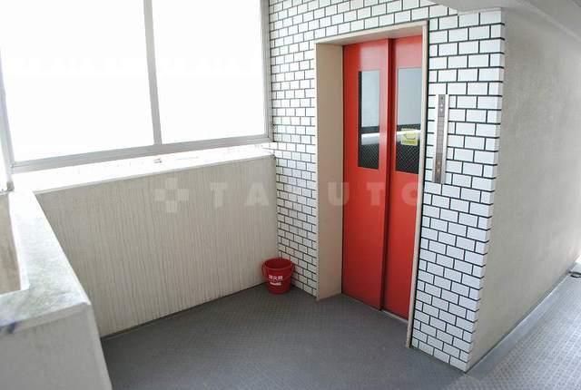 【外観】赤いエレベーター
