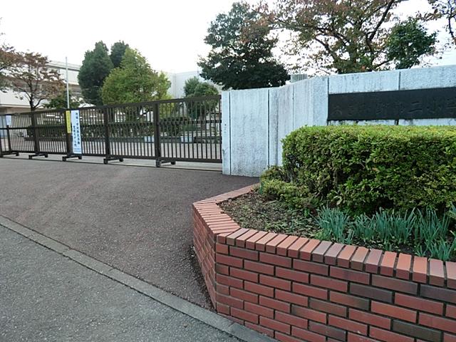 【周辺】小学校 700m あざみ野第二小学校 校庭の広い小学校です。 