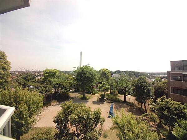 【周辺】外観:抜け感ある眺望の眼下には王禅寺源左エ門谷公園が広がります