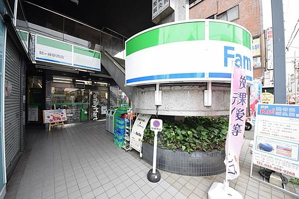 【周辺】ファミリーマート鶴ヶ峰駅西店 190m