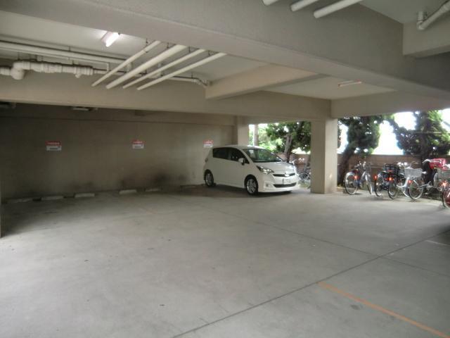 【周辺】屋内駐車場は、車好きの方には嬉しいですね