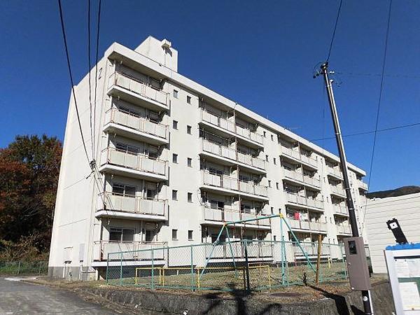 【外観】鉄筋コンクリート造のマンション。