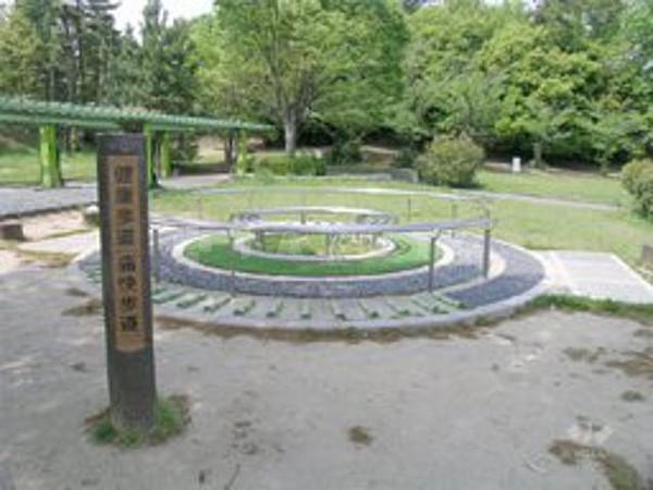 【周辺】公園「千里南町公園」アウトドア用のフィットネスマシーンや、玉石を敷き詰めた健康歩道のある公園です