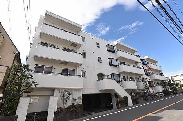 【外観】昭和56年築の3ＬＤＫの専用庭付のマンションです。コンビニ、スーパーが約300ｍ圏内にあるので住環境良好です。