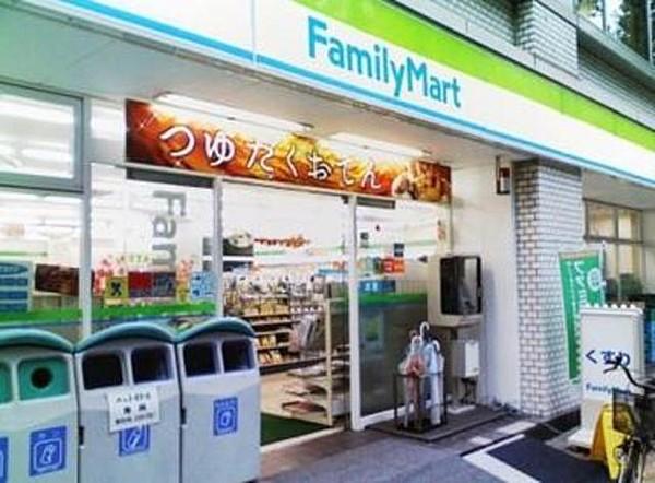 【周辺】ファミリーマート牛込柳町駅前店 800m