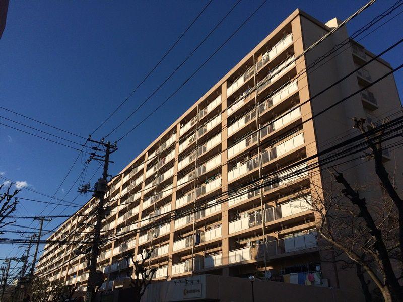 【外観】JR総武線「市川」駅より徒歩5分の好立地にあるマンションです。平成16年12月に大規模修繕工事済みです。