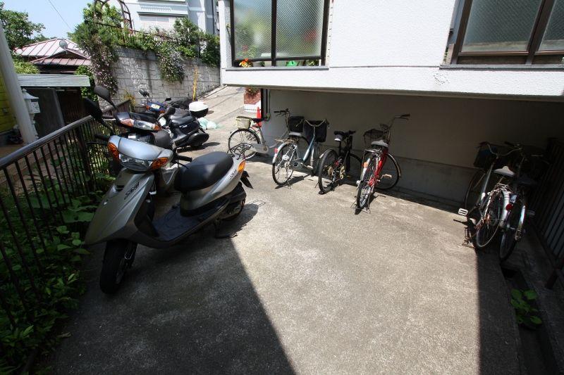 【外観】敷地内のバイク置場・駐輪場は無償でご利用いただけます。