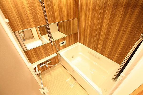 【外観】横に広い大きな鏡で高級感のある空間を演出。換気機能でカビの発生を抑制して清潔・快適なバスルームをご提供します。浴室乾燥機・追い炊き機能付きです。