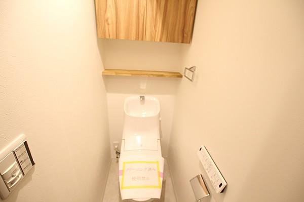 【外観】多機能搭載型の温水洗浄付きトイレを標準設置しています。また夜間に大変便利な人感センサー付き照明をトイレにも取り付けています。