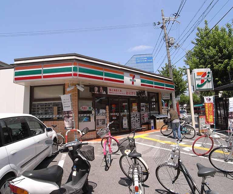 【周辺】セブンイレブン京都堀川北大路店まで402m 堀川北大路の交差点。バス停も目の前でご利用しやすい立地です。