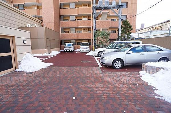 【外観】現地写真。平置き駐車場のメリットは、何と言っても使い勝手がよいことです。