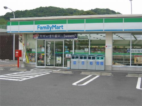 【周辺】ファミリーマート 平岡町西谷店（269m）