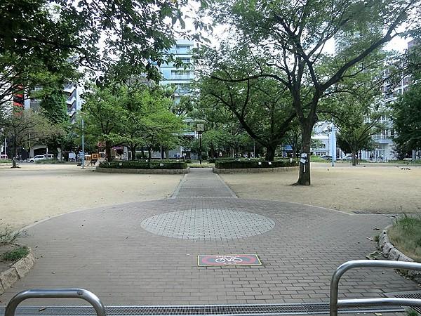 【周辺】人気の堀江公園が目の前です。お子さんや、近隣の方との憩いの場に