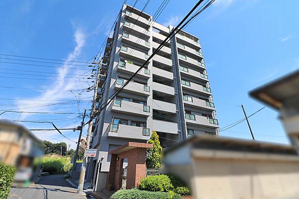 【外観】駅や買物施設が近く、通勤通学だけでなく、毎日のお買物も便利なマンションです。