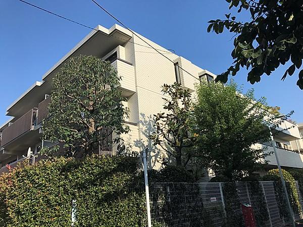【外観】昭和59年築の新耐震基準マンションです。東横線急行停車駅から徒歩7分、第一種低層住居専用地域の3階建、閑静な住宅地内にあります。
