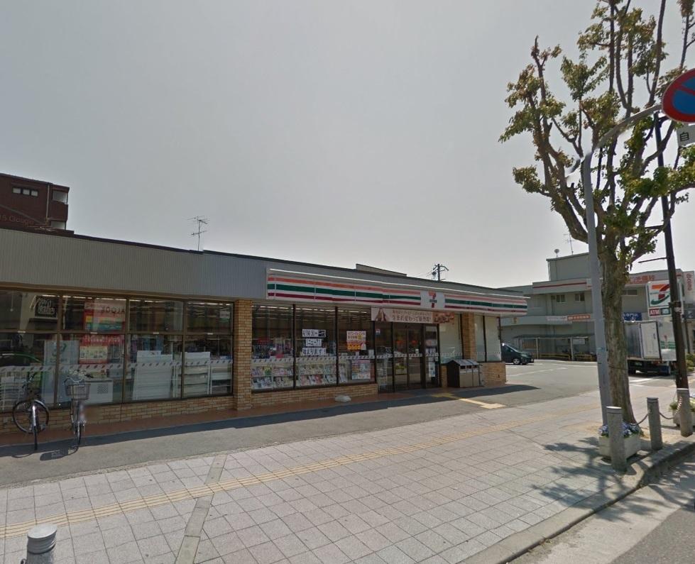 【周辺】セブンイレブン箕面西小路店　箕面市西小路3-128-2　日本のおいしい食卓へ 近くて便利 セブン-イレブン　アメリカ発祥のコンビニエンスストア　チェーンストアです