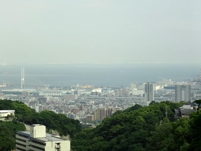 【周辺】バルコニーからの景観。大阪湾・市街地を一望できるパノラマ眺望。