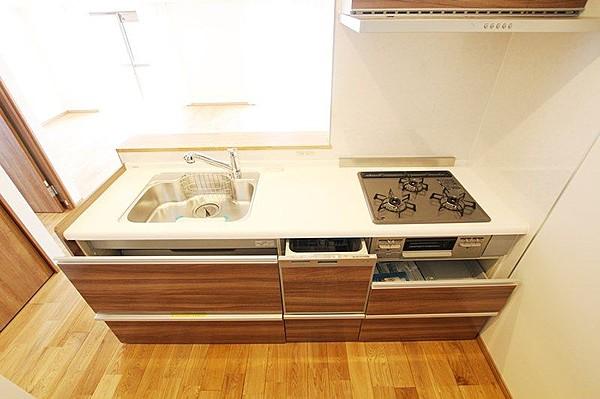 【外観】ビルトイン式の食器洗い乾燥機を標準設置しています。家事の手間を大幅に軽減してくれるお役立ちアイテムは、洗浄力が高いうえ、除菌効果にも優れています。