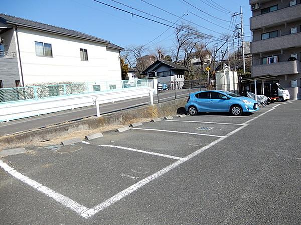 【周辺】敷地内駐車場 10m