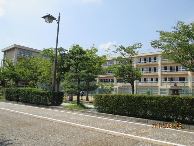 【周辺】芳野中学校 1076m