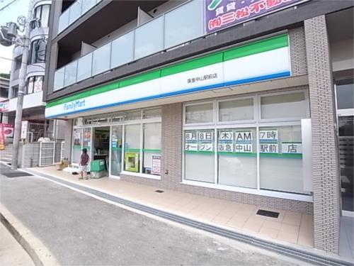【周辺】ファミリーマート 阪急中山駅前店（160m）