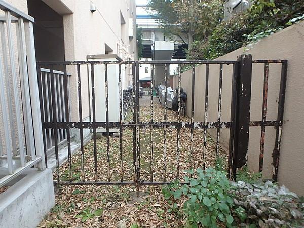 【外観】エントランスから直接、専用庭に通じる門があります。