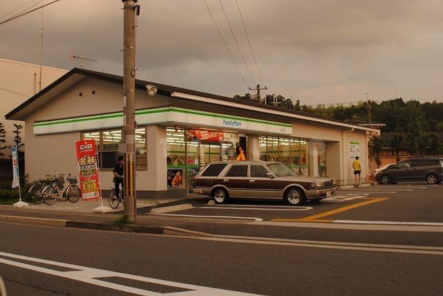 【周辺】コンビニ「ファミリーマート宝ヶ池店」ファミリーマート宝ヶ池店