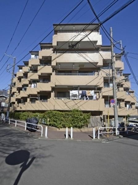 【外観】都営三田線「高島平」駅徒歩10分、重厚感のある外壁タイル貼りマンション