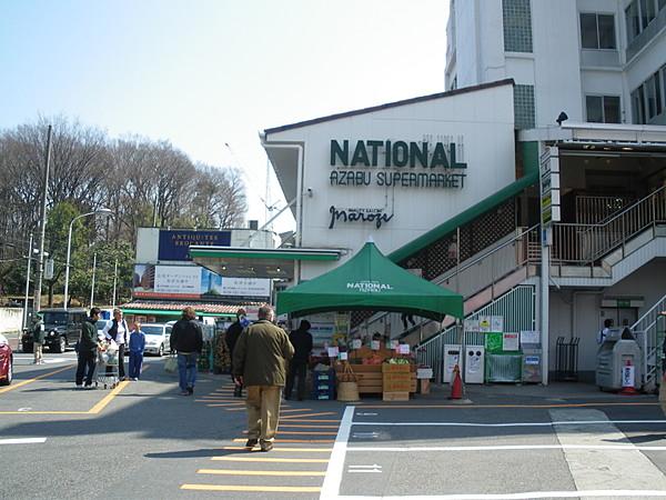 【周辺】国際的なスーパーマーケット。スパイスや飲料など品ぞろえ豊富