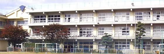 【周辺】久留米市立金丸小学校 校庭から見る校舎