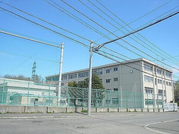 【周辺】札幌市立陵陽中学校 710m