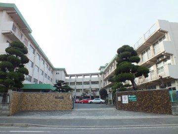 【周辺】北九州市立志徳中学校（418m）