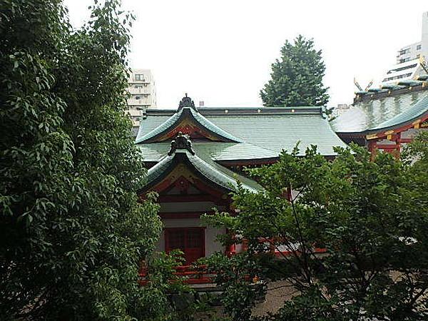 【周辺】マンションの前は古渡稲荷神社なので緑が多くリフレッシュできる雰囲気です。
