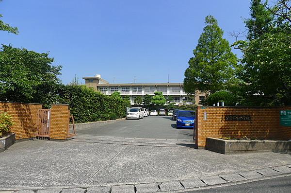 【周辺】北九州市立穴生中学校（965m）